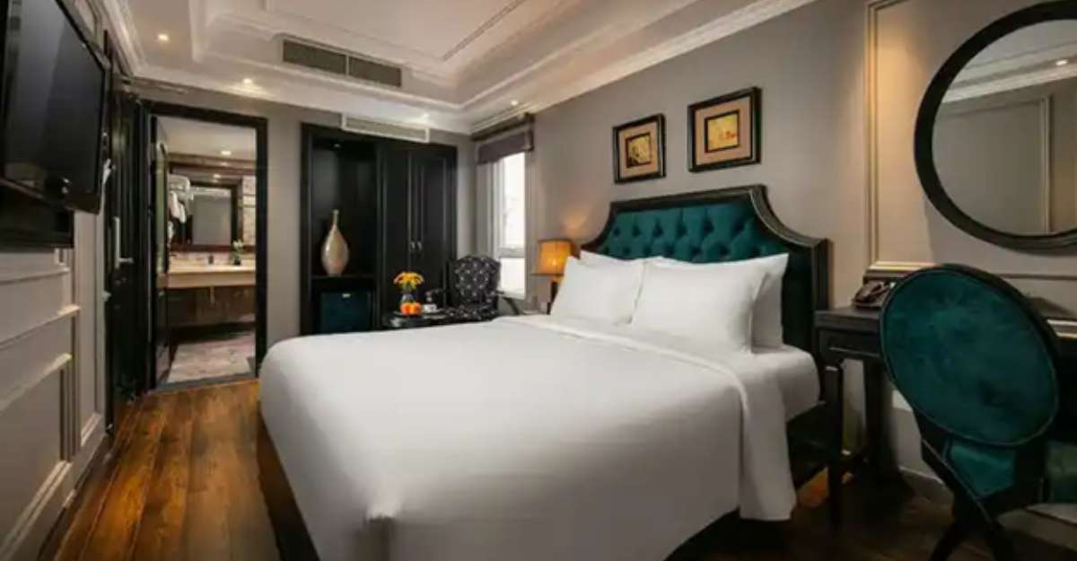 Khung cảnh tuyệt đẹp từ ban công phòng Deluxe Double của Scent Premium Hotel