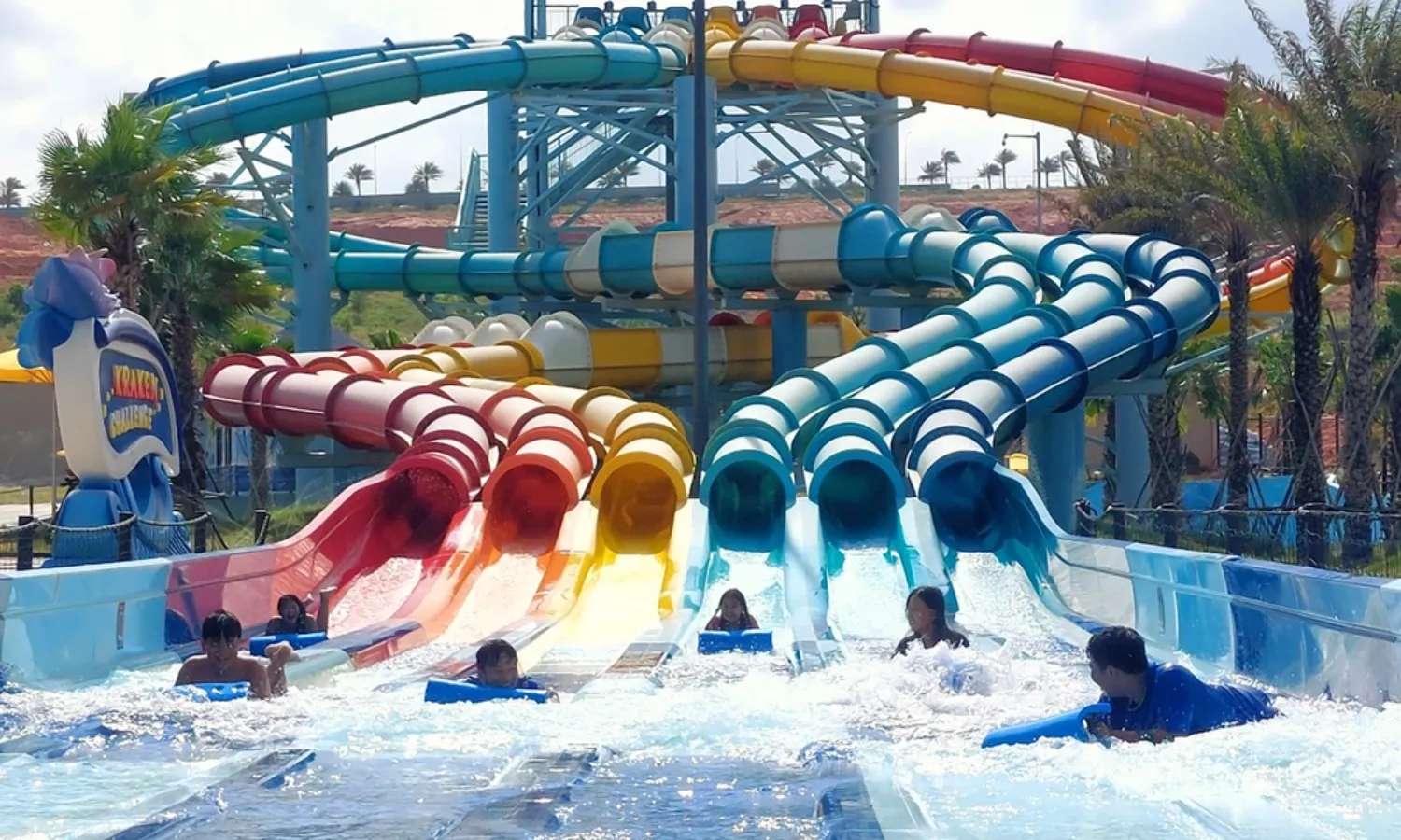 Công viên nước Wonderland Phan Thiết với hơn 10 tổ hợp trò chơi khác nhau.