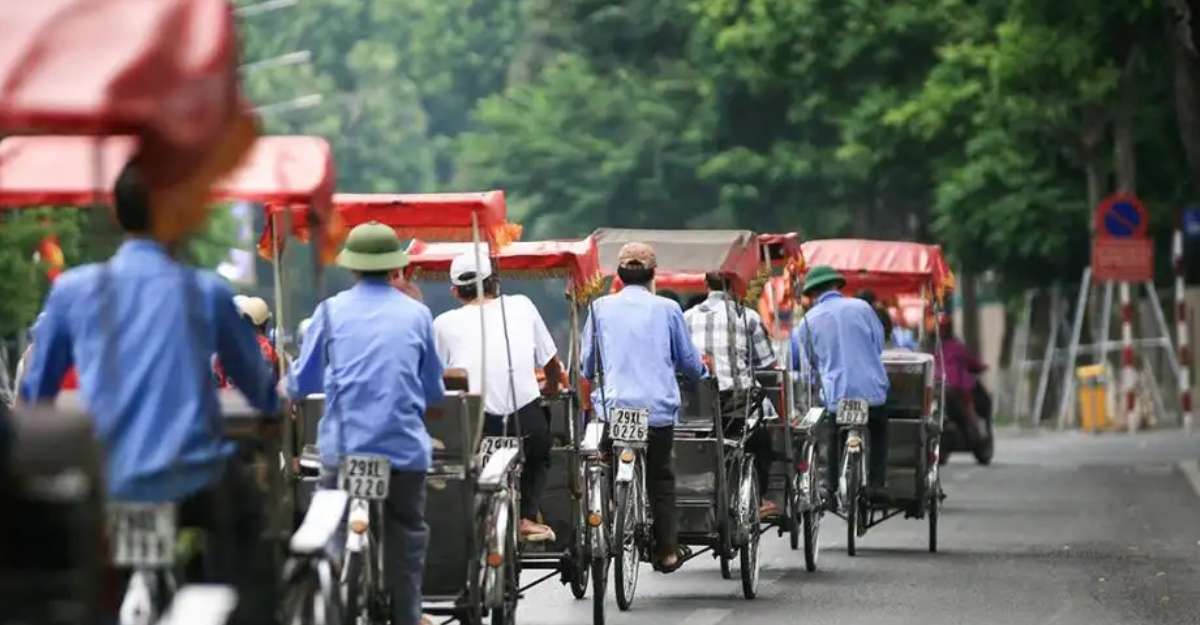 Chuyến đi ngắm cảnh bằng xích lô vòng quanh phố cổ Hà Nội