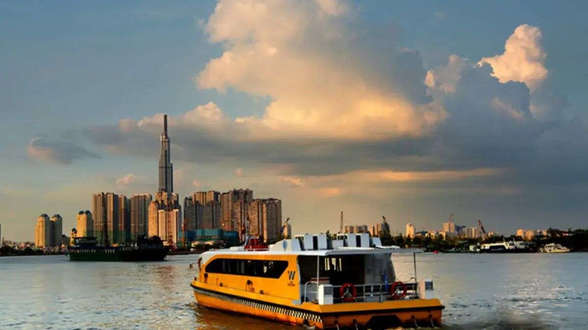 Sài Gòn Water Bus di chuyển trên sông