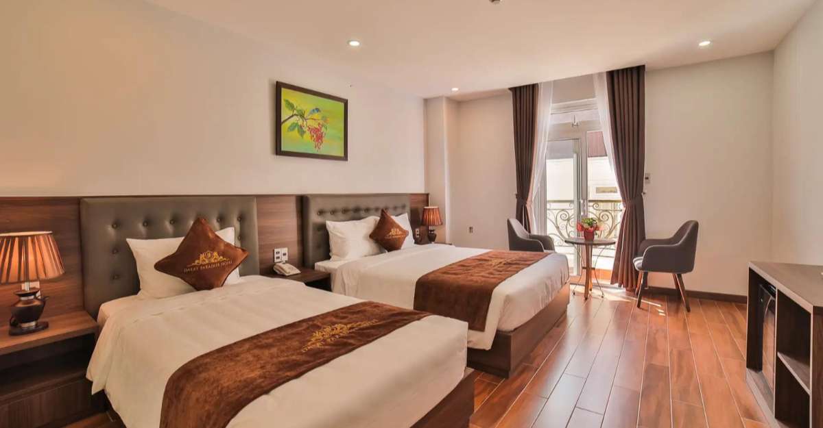 Không gian Deluxe Triple tại Dalat Paradise Hotel