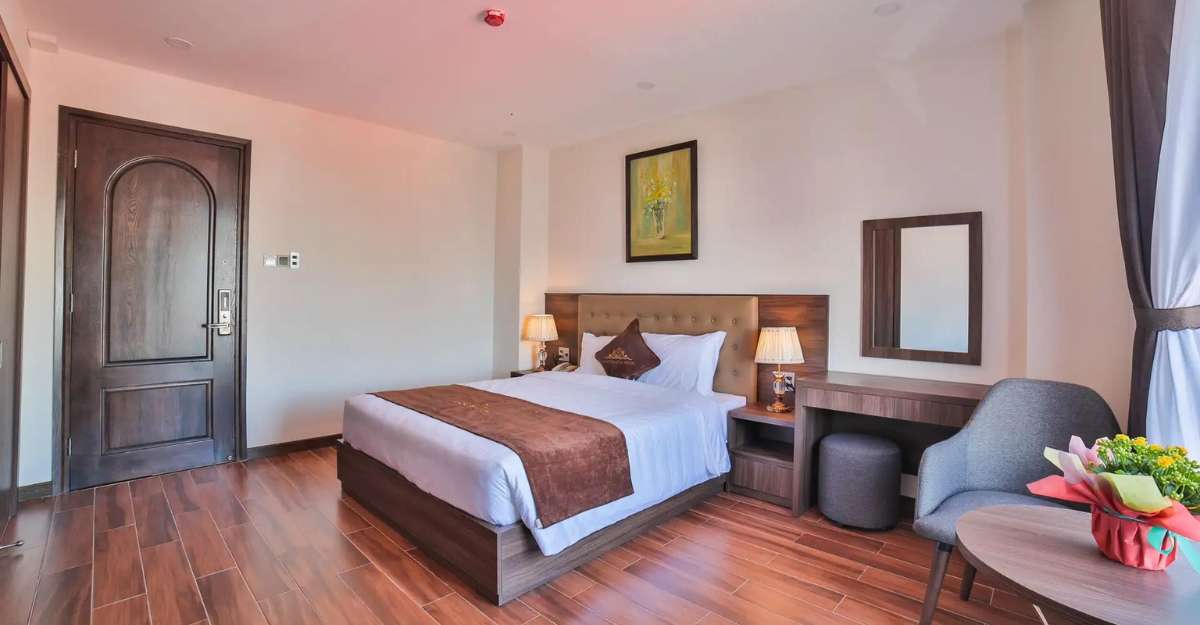 Không gian Deluxe Double City View tại Dalat Paradise Hotel