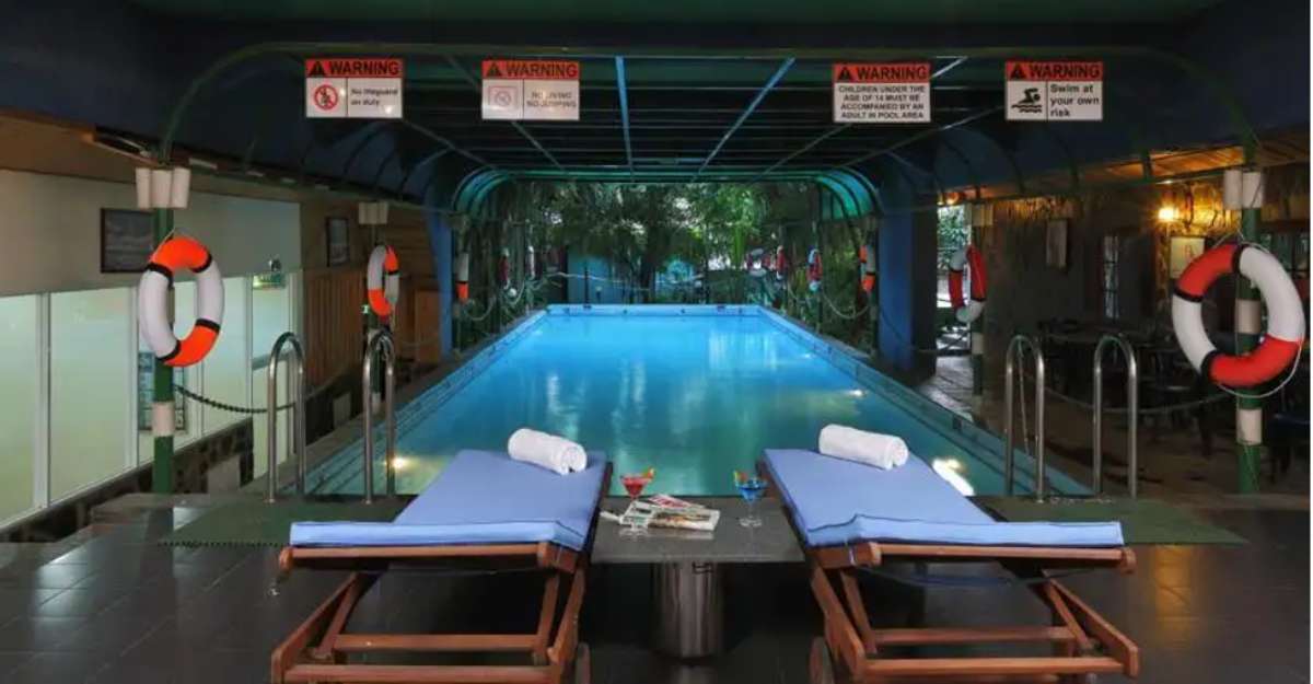 Hồ bơi trong nhà tại Royal Hotel Saigon