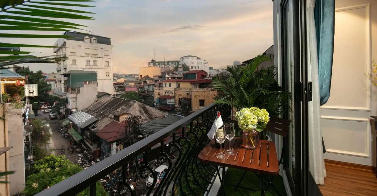 Phòng Junior Suite With Balcony tại Maya Boutique Hotel & Spa có ban công rộng rãi, thoáng mát