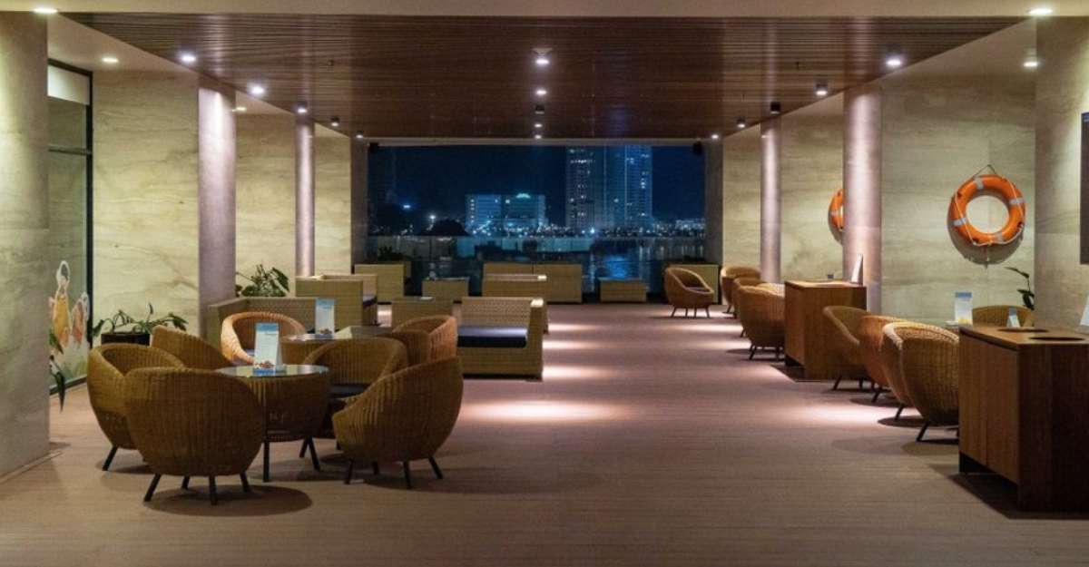 Bar bể bơi tại Wyndham Legend Halong Hotel