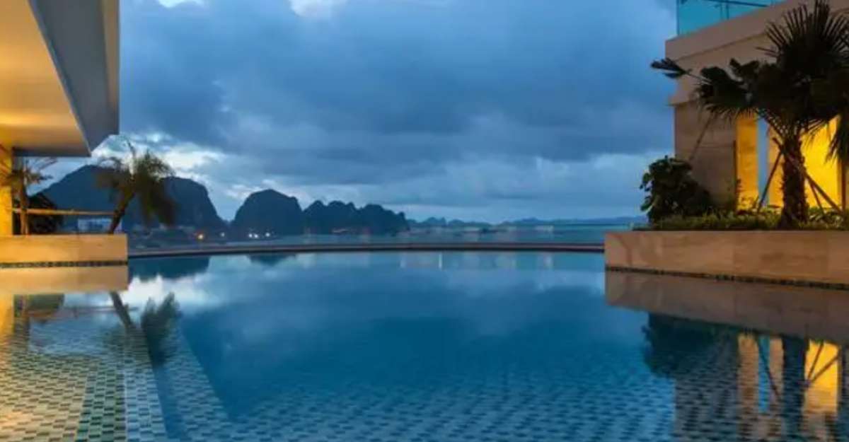 Bể bơi hiện đại tại Wyndham Legend Halong Hotel