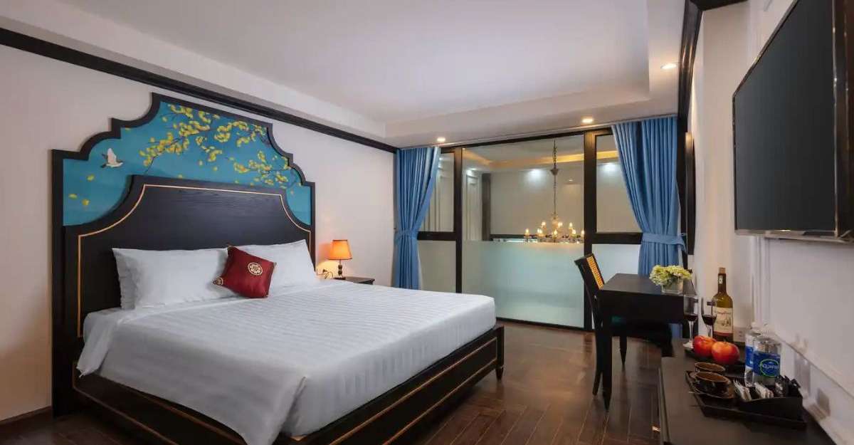 Không gian phòng Deluxe Double tại Queen Light Hotel
