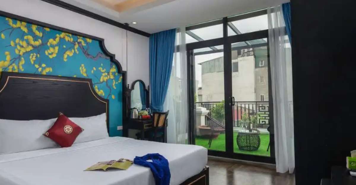 Không gian phòng King Suite With Balcony tại Queen Light Hotel