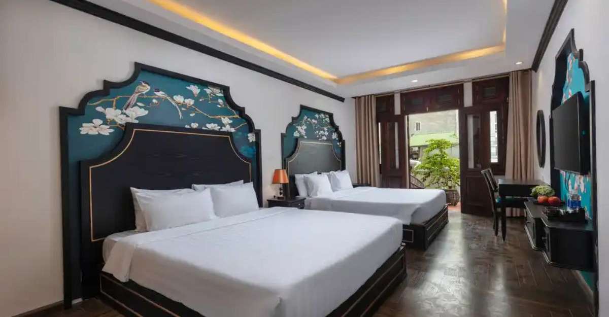Không gian phòng Family Suite With Balcony tại Queen Light Hotel