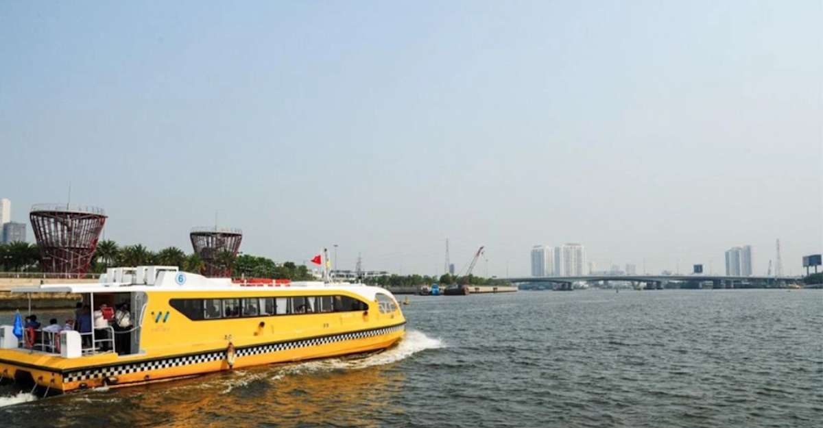 Vi vu ngắm cảnh trên sông Sài Gòn rộng lớn