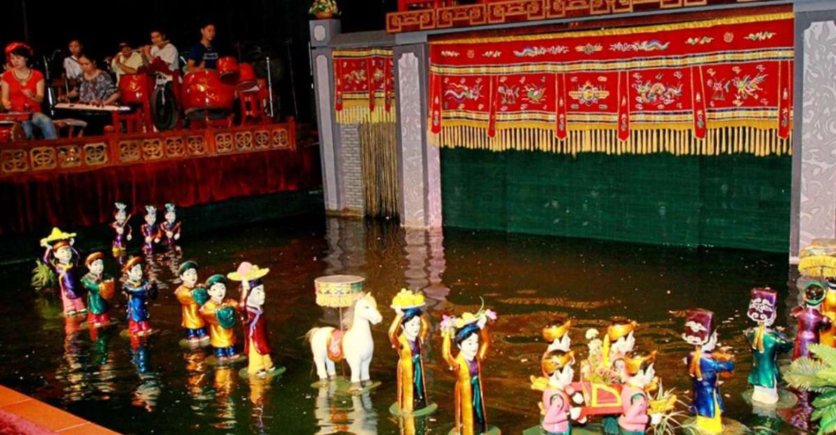 Lạc vào không gian văn hoá đặc sắc khi xem múa rối nước tại Nhà hát Rồng Vàng