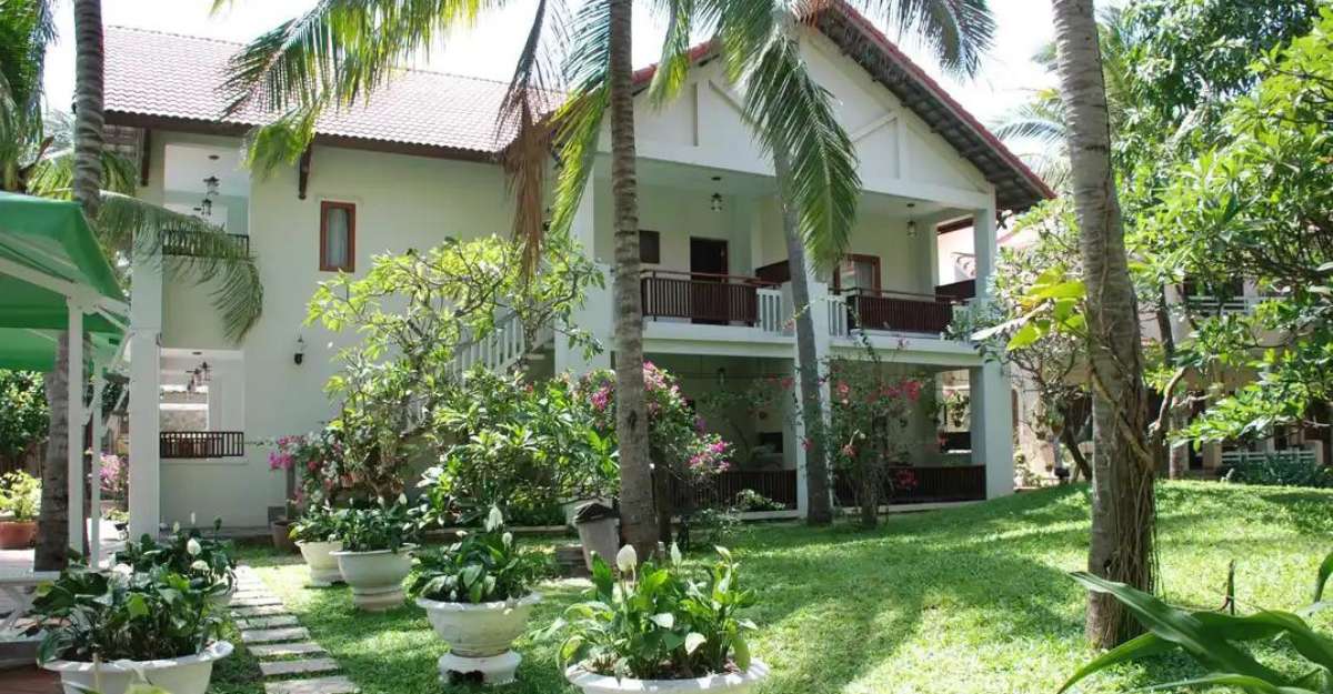 Mỗi hạng phòng tại Canary Beach Resort đều được bao quanh bởi khu vườn mát mẻ