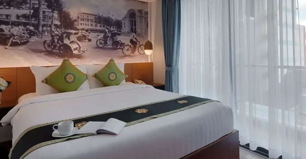 Không gian phòng Deluxe Double tại Little Saigon Boutique Hotel
