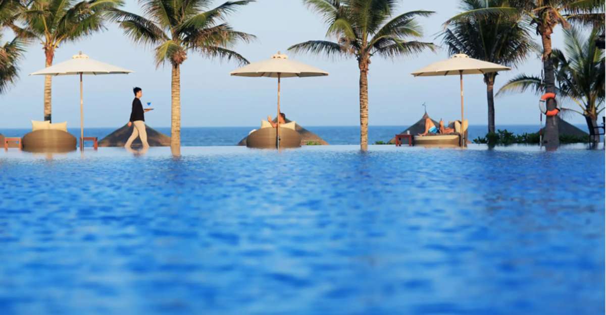 Bar tại bể bơi tại Melia Danang Beach Resort