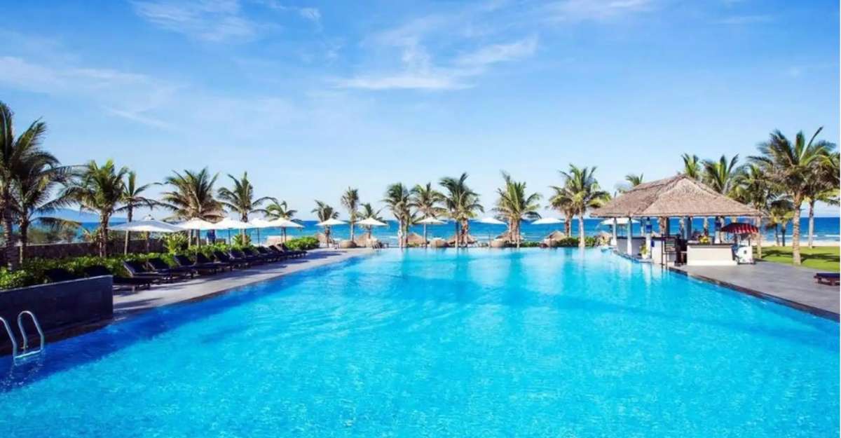 Đa dạng hồ bơi tại Melia Danang Beach Resort