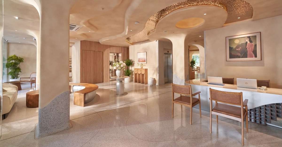 Quầy lễ tân tại Silverland Sil Hotel and Spa