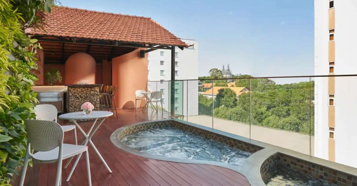 Bể sục ngoài trời Jacuzzi tại Silverland Sil Hotel and Spa
