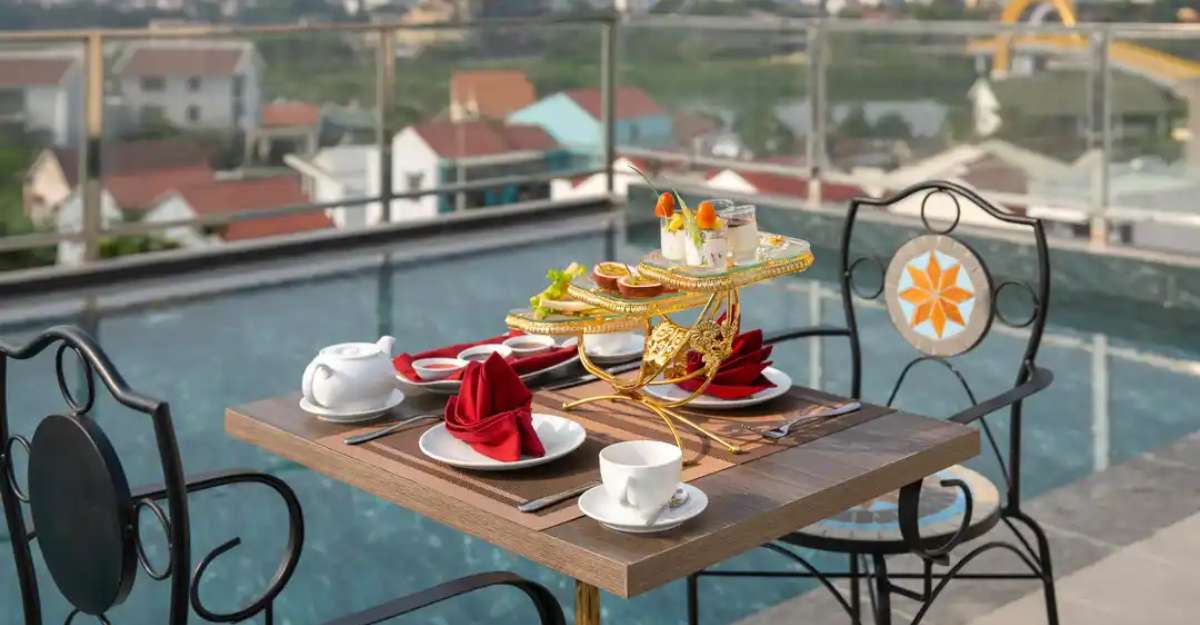 Bữa trưa tại Hoi An Babylon Riverside Hotel & Spa
