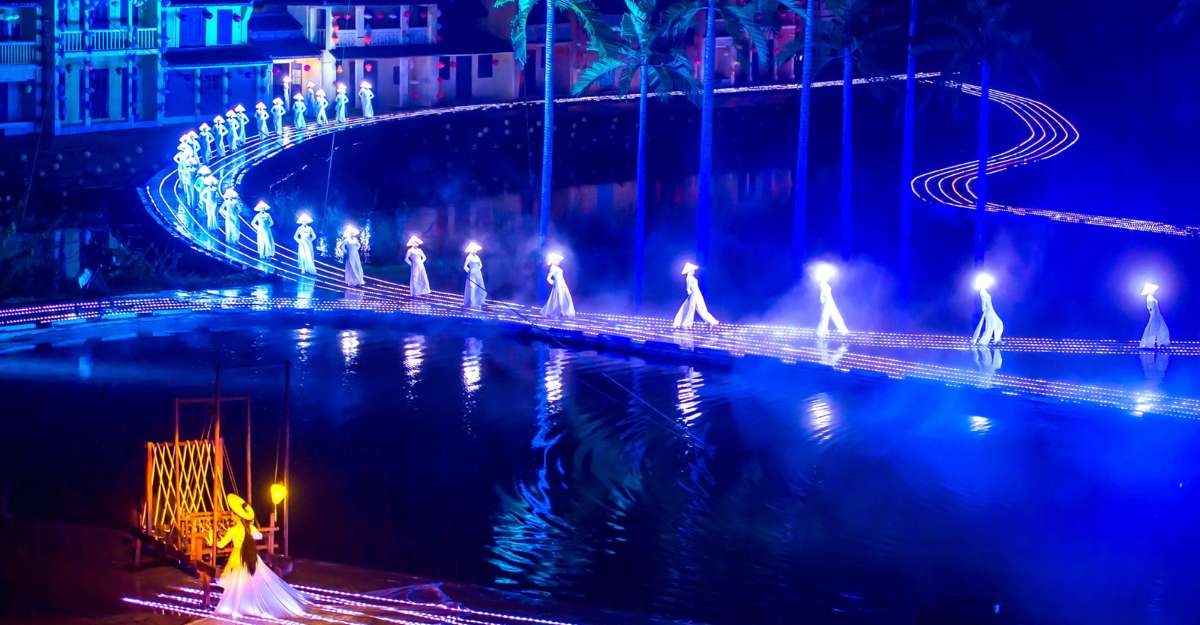 Du thuyền trên sông Hoài và show Ký ức Hội An