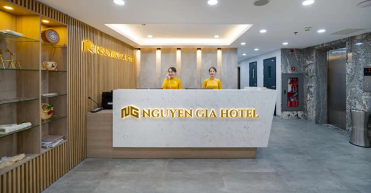 Quầy lễ tân sang trọng đón chào và phục vụ quý khách 24/7 tại Nguyen Gia Hotel