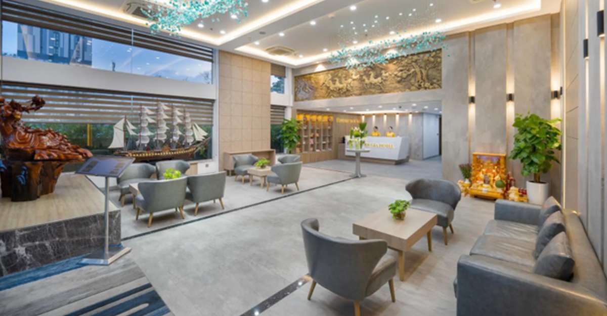 Sảnh khách sạn Nguyen Gia Hotel với không gian sang trọng và rộng rãi
