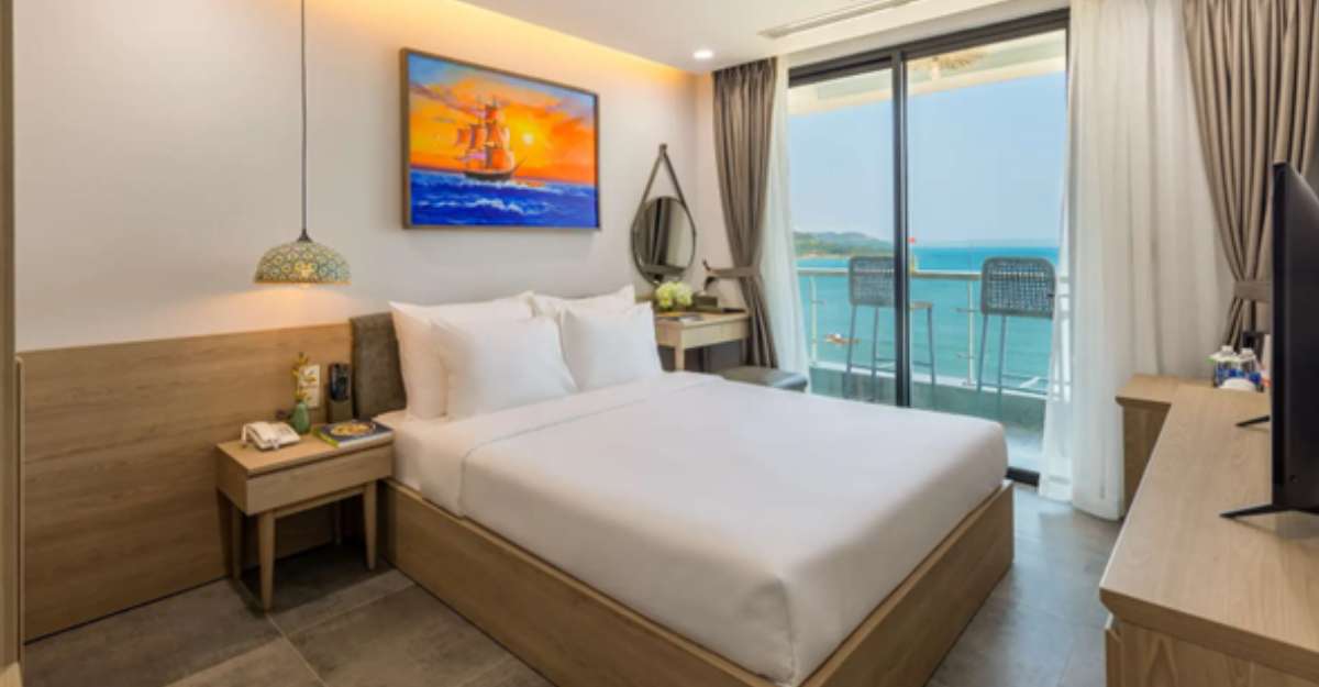 Premier King Balcony Ocean View tại Nguyen Gia Hotel có ban công nhìn thẳng ra biển