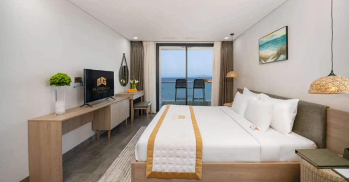 Ban công nhìn thẳng ra biển tại phòng Deluxe Double Balcony Ocean View, Nguyen Gia Hotel