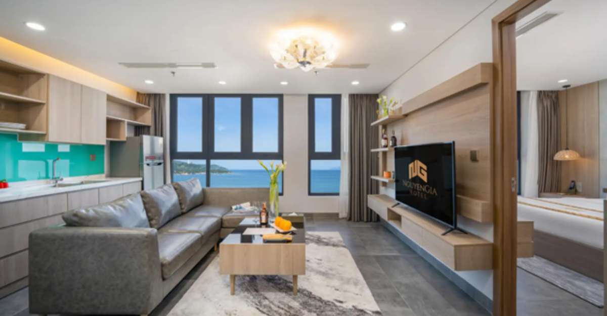 Thiết kế rộng rãi của không gian phòng bếp và khách ở phòng Nguyen Gia Suite tại Nguyen Gia Hotel
