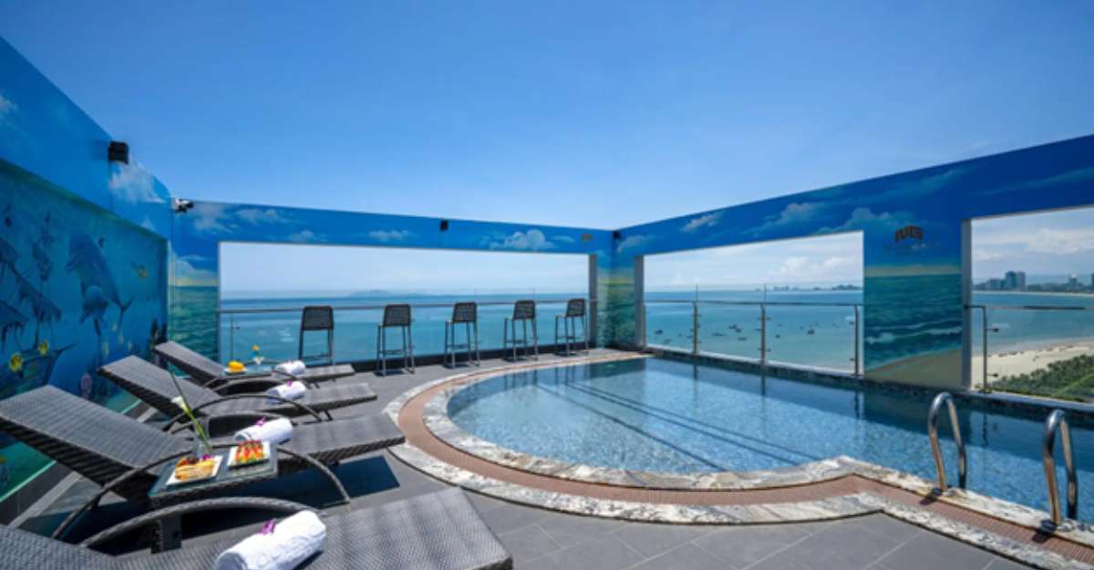 Bể bơi tại Nguyen Gia Hotel nằm trên tầng cao nhất của khách sạn và có tầm nhìn thẳng ra biển