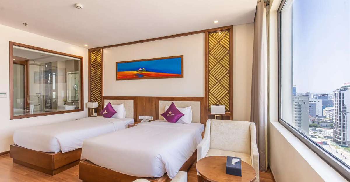 Không gian phòng Deluxe Twin City View tại Rosamia Danang Hotel