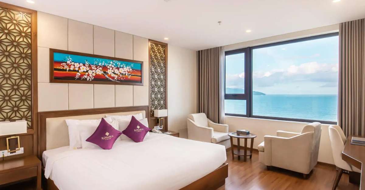 Không gian phòng Premier Double Ocean View tại Rosamia Danang Hotel