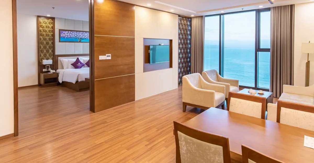 Không gian phòng Executive Double Suite Sea View tại Rosamia Danang Hotel