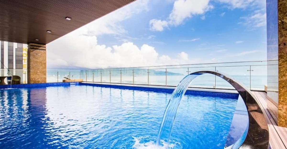 Hồ bơi vô cực tại Rosamia Danang Hotel
