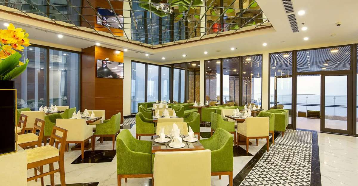 Không gian nhà hàng sang chảnh tại Rosamia Danang Hotel