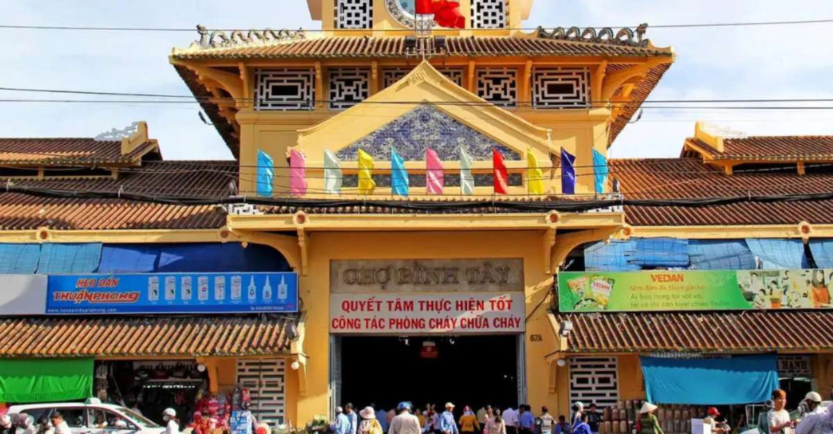 Khám phá khu phố Tàu bằng xe máy