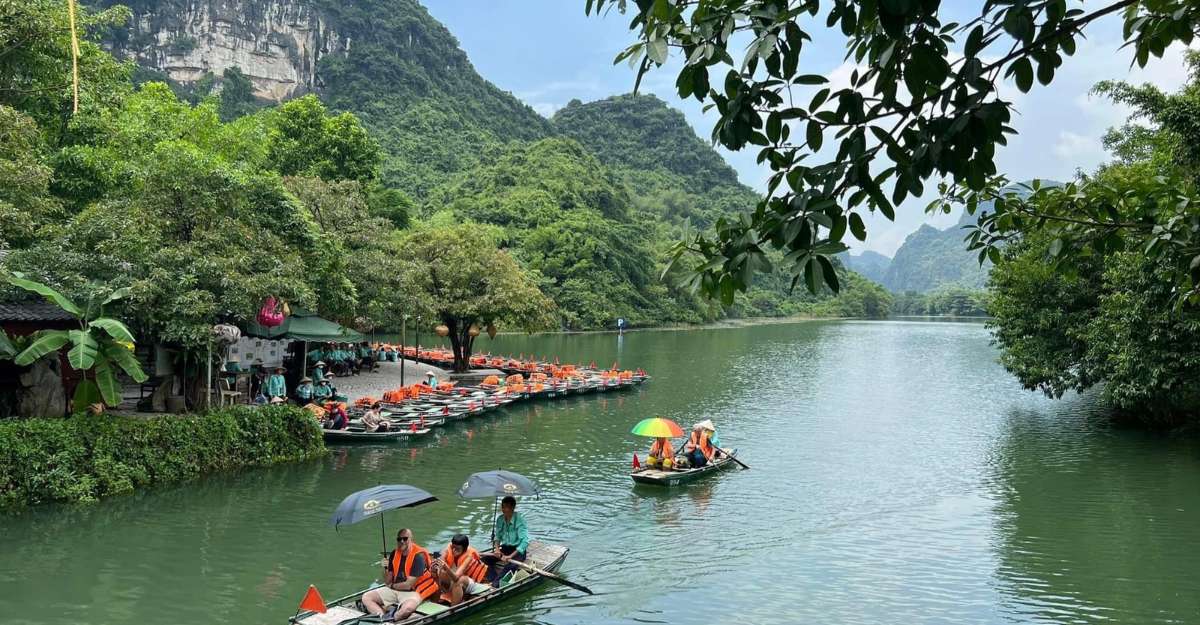 Du thuyền thưởng lãm Tràng An