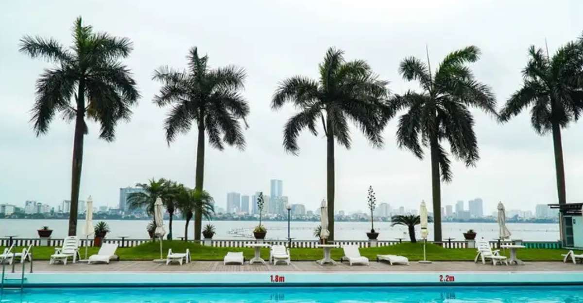 Bể bơi tại Thang Loi Hotel