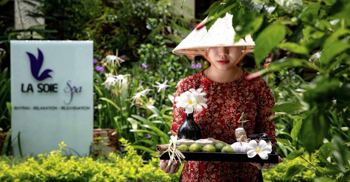 Nhân viên của Mulberry Collection Silk Village trong bộ áo dài