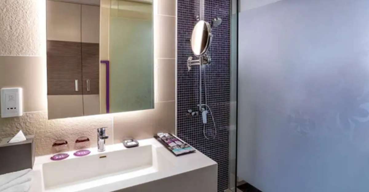 Nhà tắm sang trọng tại phòng Superior With 2 Single Beds của khách sạn Mercure Hải Phòng