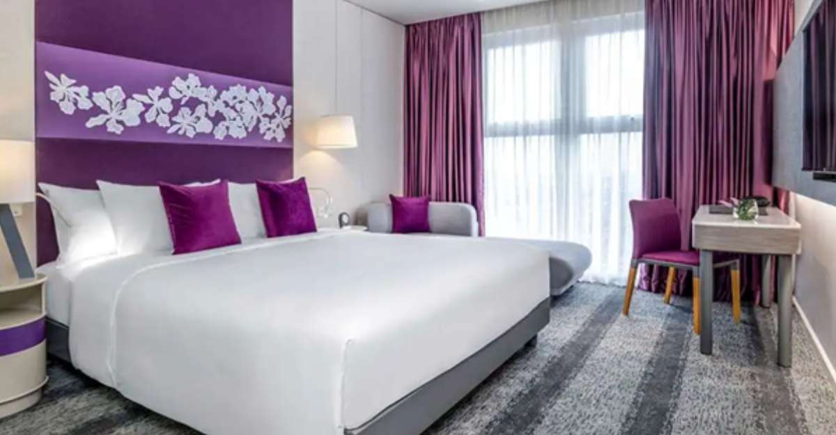 Tầm nhìn rộng rãi từ phòng Privilege with king-size bed