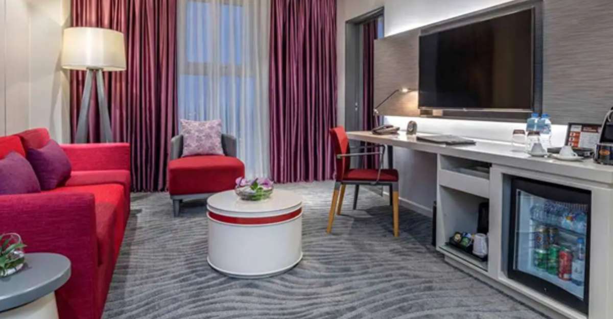 Phòng khách của hạng Deluxe Suite with 1 King - size Bed tại Mercure Hải Phòng