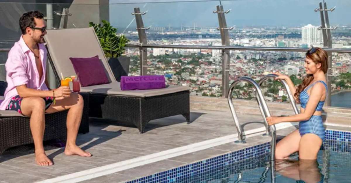 Bể bơi tầng thượng Mercure Hải Phòng nằm trên tầng 28