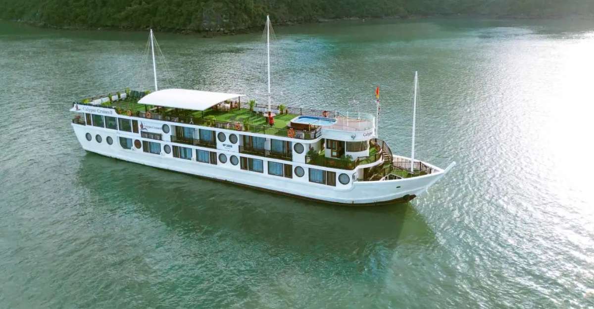 Du thuyền sang trọng đẳng cấp 5 sao tới vịnh Lan Hạ