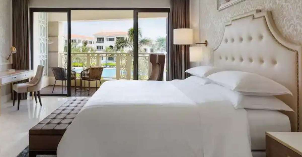Phòng 01 giường size King với tầm nhìn bể bơi mát mẻ tại Sheraton Grand Danang Resort & Convention Center