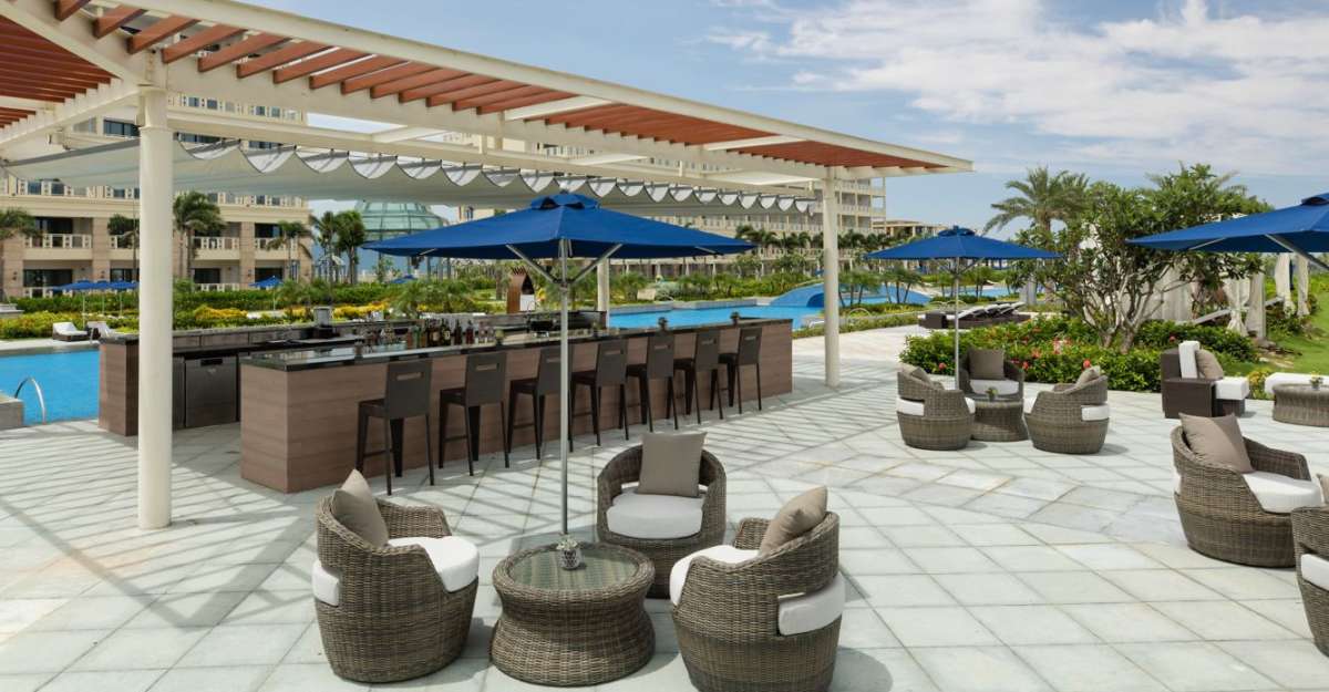 Poolside bar của Sheraton Grand Danang Resort & Convention