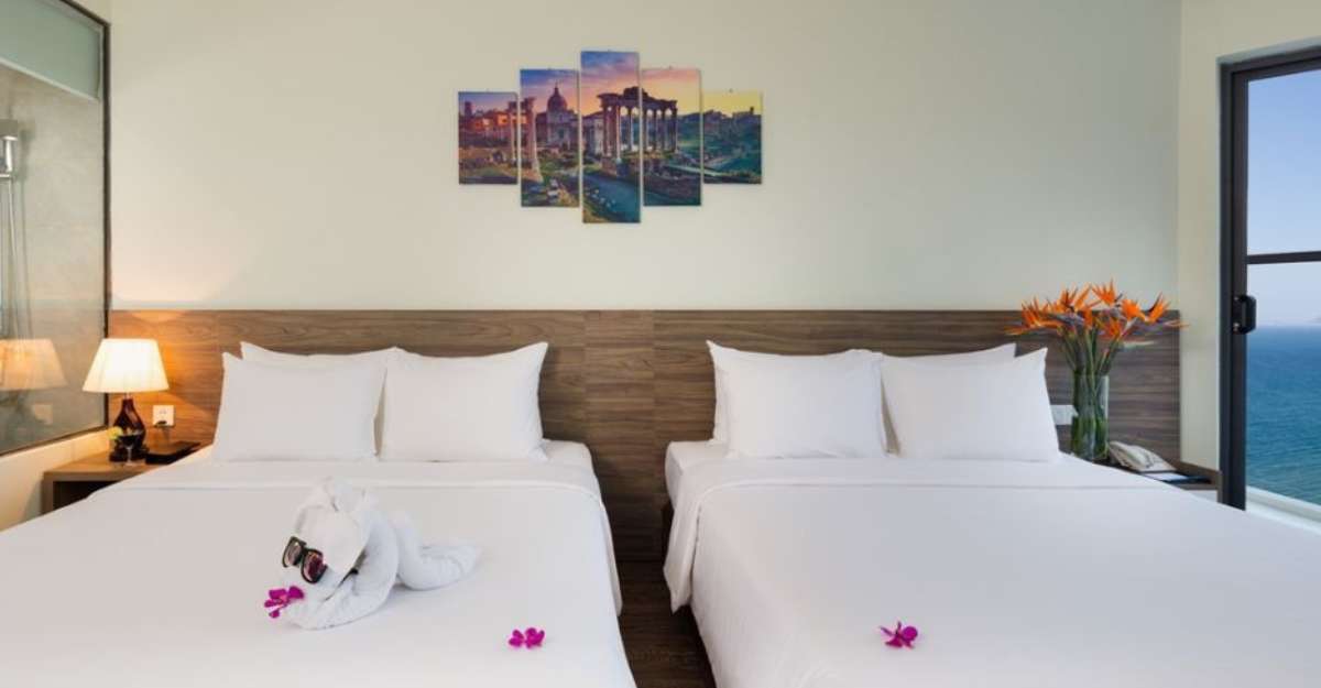 Không gian phòng Deluxe Twin With Sea View tại Xavia Hotel Nha Trang