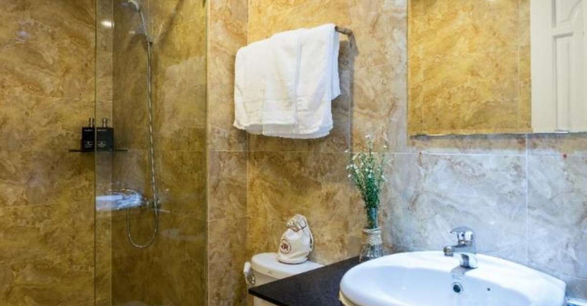 Không gian phòng tắm của phòng Cosy Double No Window tại Asian Ruby Center Point Hotel