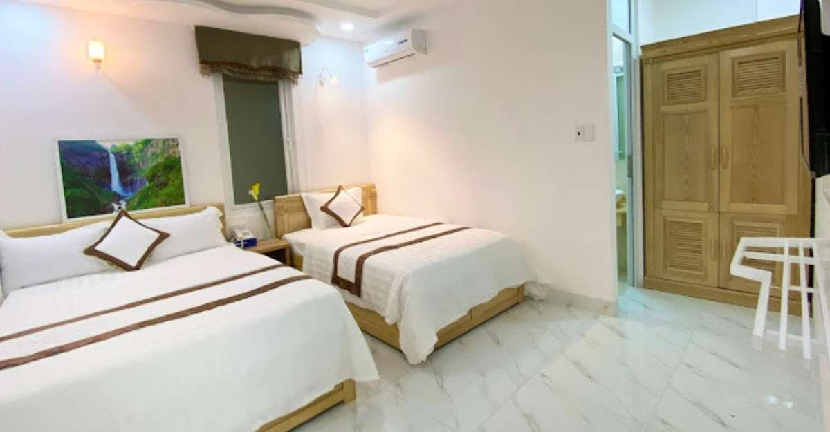 Phòng Twin 1 Double - 1 Single tại Caroline Beach Vung Tau có nội thất tối giản nhưng rất tiện nghi