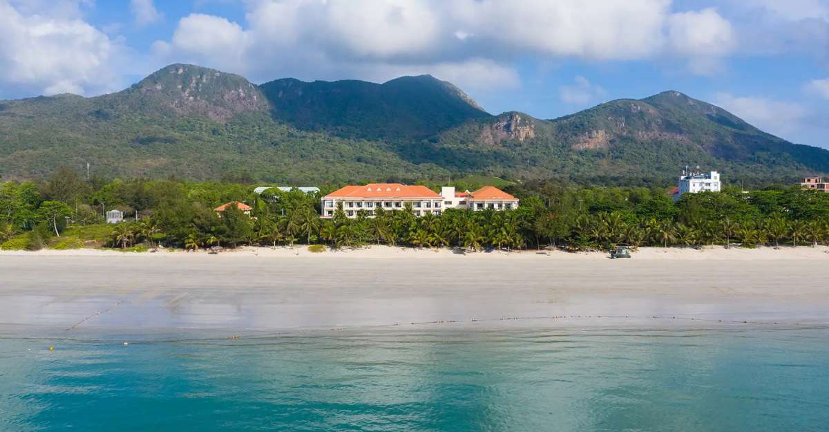 Con Dao Resort nằm sát bên bãi biển