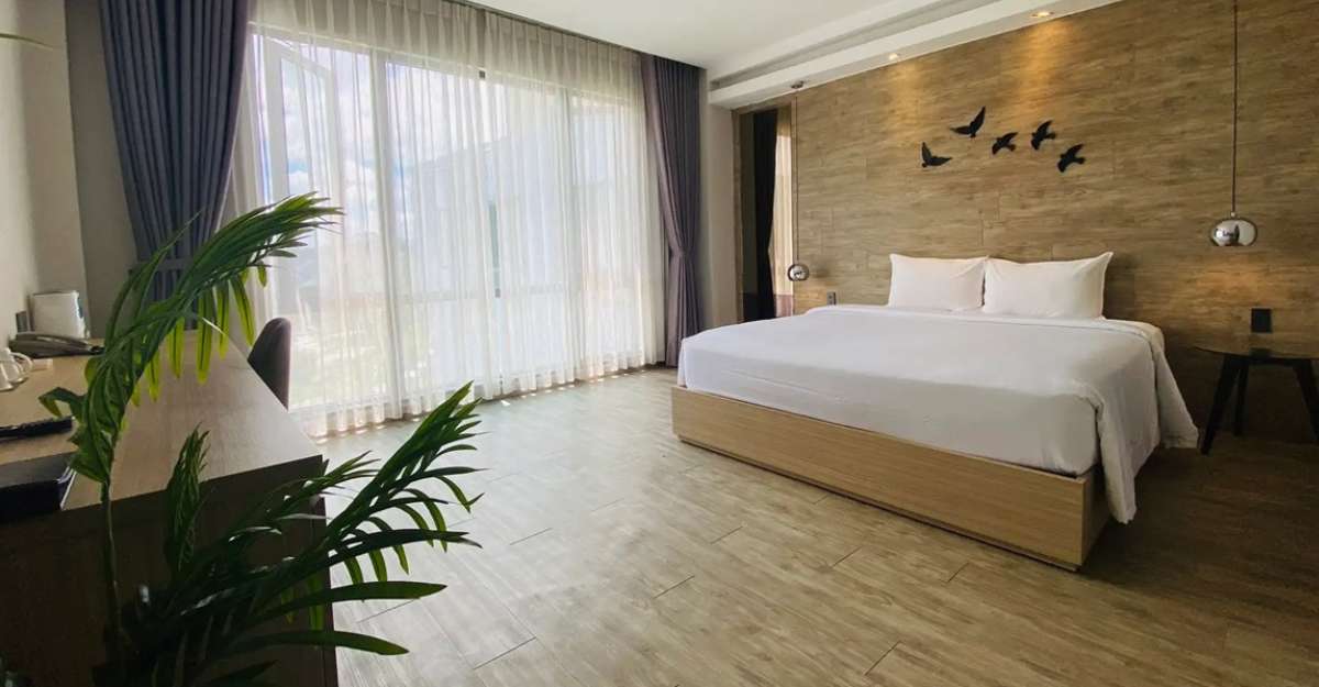 Phòng Senior Deluxe tại The Luxe Hotel